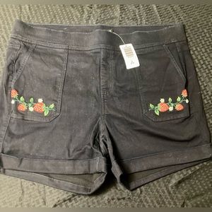 Torrid blue denim pull on shorts with strawberry embroidery, size 2x